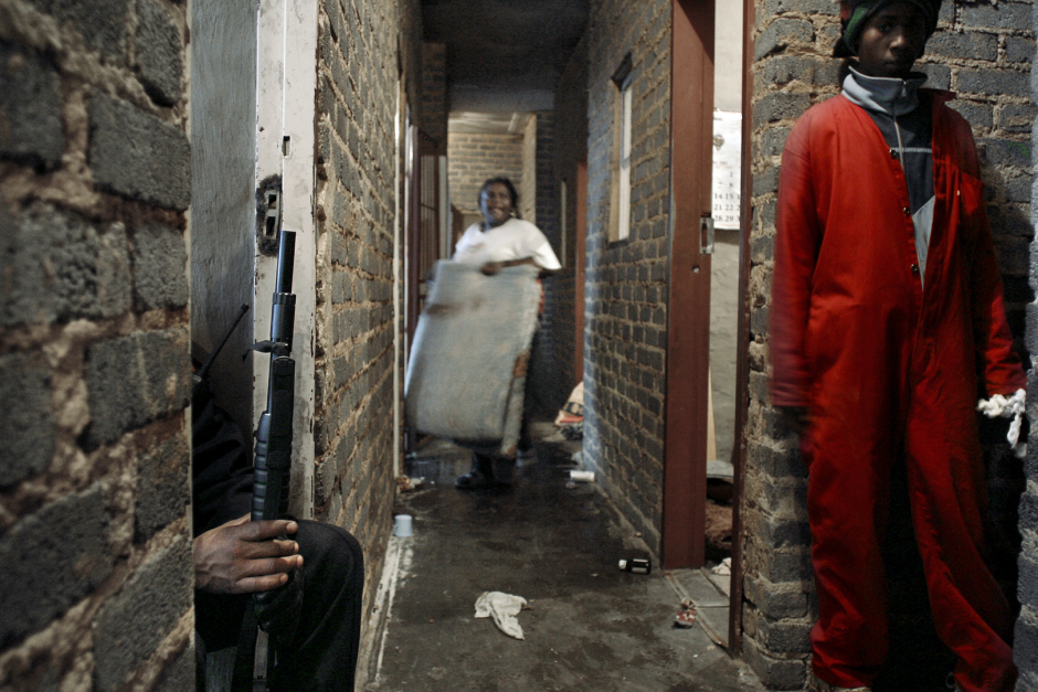 South Africa, Johannesburg, 2004Portrait of the city centre and its new inhabitants. Auret eviction.Afrique du Sud, Johannesbourg, 2004Portrait du centre ville  et de ses habitants. Expulsion ‡ Auret.© Guy Tillim /Agence VU