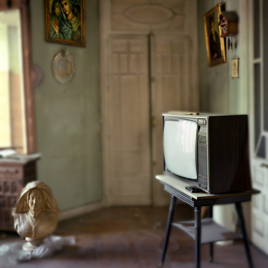 Spain, Madrid, 2005Silk cutHouse located in the center of Madrid who used to belong to a family of famous painters, the Madrazo .  Although It has been uninhabited since the death of the last descendant of the family, you can still feel their artistic presence.Espagne, Madrid, 2005La soie déchiréeMaison située dans le centre de Madrid.  Elle était autrefois habitée par une famille de peintres célèbres, les Madrazo.  La maison bien qu'inoccupée depuis la mort de la dernière descendante porte encore leur empreinte artistique.© Juan Manuel Castro Prieto / Agence VU