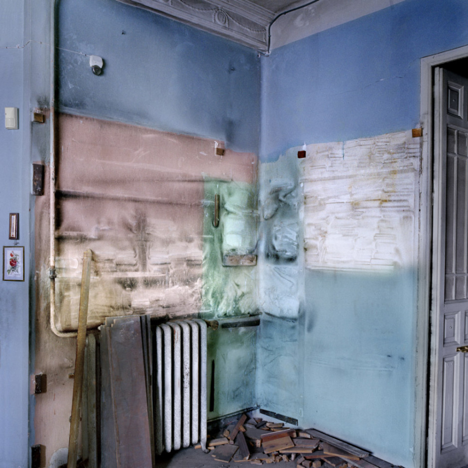 Spain, Madrid, 2005Silk cutHouse located in the center of Madrid who used to belong to a family of famous painters, the Madrazo .  Although It has been uninhabited since the death of the last descendant of the family, you can still feel their artistic presence.Espagne, Madrid, 2005La soie déchiréeMaison située dans le centre de Madrid.  Elle était autrefois habitée par une famille de peintres célèbres, les Madrazo.  La maison bien qu'inoccupée depuis la mort de la dernière descendante porte encore leur empreinte artistique.© Juan Manuel Castro Prieto / Agence VU