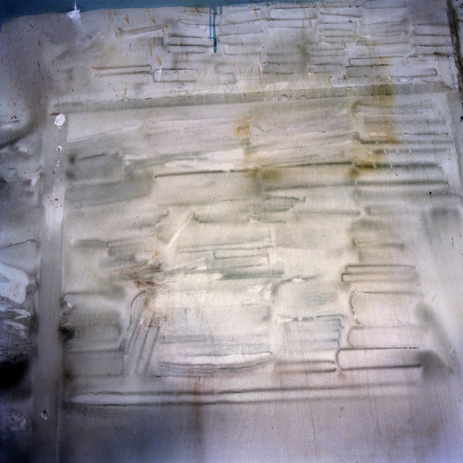 Spain, Madrid, 2005Silk cutHouse located in the center of Madrid who used to belong to a family of famous painters, the Madrazo .  Although It has been uninhabited since the death of the last descendant of the family, you can still feel their artistic presence.Espagne, Madrid, 2005La soie déchiréeMaison située dans le centre de Madrid.  Elle était autrefois habitée par une famille de peintres célèbres, les Madrazo.  La maison bien qu'inoccupée depuis la mort de la dernière descendante porte encore leur empreinte artistique.© Juan Manuel Castro Prieto / Agence VU