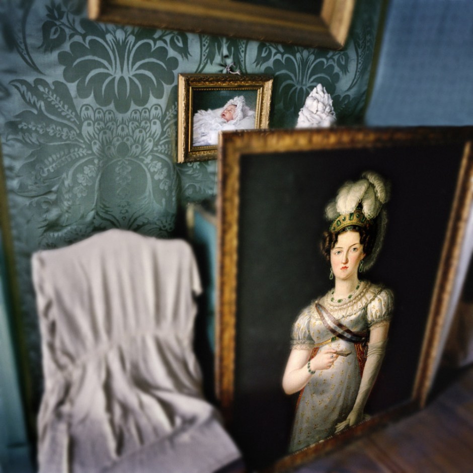 Spain, Madrid, 2005Silk cutHouse located in the center of Madrid who used to belong to a family of famous painters, the Madrazo .  Although It has been uninhabited since the death of the last descendant of the family, you can still feel their artistic presence.Espagne, Madrid, 2005La soie déchiréeMaison située dans le centre de Madrid.  Elle était autrefois habitée par une famille de peintres célèbres, les Madrazo.  La maison bien qu'inoccupée depuis la mort de la dernière descendante porte encore leur empreinte artistique.© Juan Manuel Castro Prieto / Agence VU