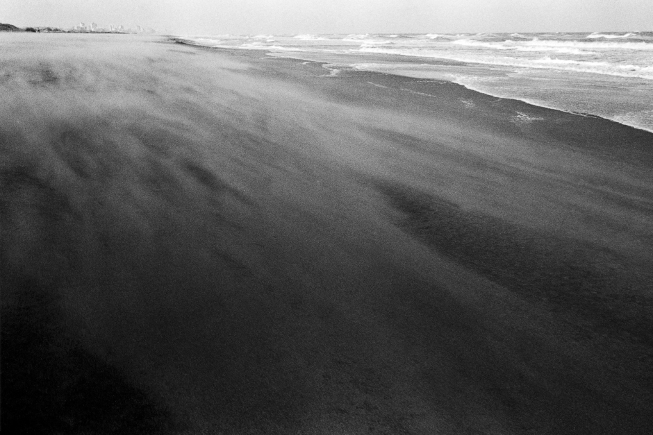 Argentina, Villa Gesell, 2005Villa Gesell is a kind of epilogue. Images were created in 2005, a time in which I was living in a cabin in the beach.Argentine, Villa Gesell, 2005 Villa Gesell est une sorte d'Èpilogue. Les images ont ÈtÈ faites en 2005, ‡ une pÈriode o˘ j'habitais dans une cabine de plage.© Adriana Lestido / Agence VU