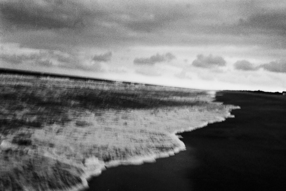 Argentina, Villa Gesell, 2005Villa Gesell is a kind of epilogue. Images were created in 2005, a time in which I was living in a cabin in the beach.Argentine, Villa Gesell, 2005Villa Gesell est une sorte d'Èpilogue. Les images ont ÈtÈ faites en 2005, ‡ une pÈriode o˘ j'habitais dans une cabine de plage.© Adriana Lestido / Agence VU