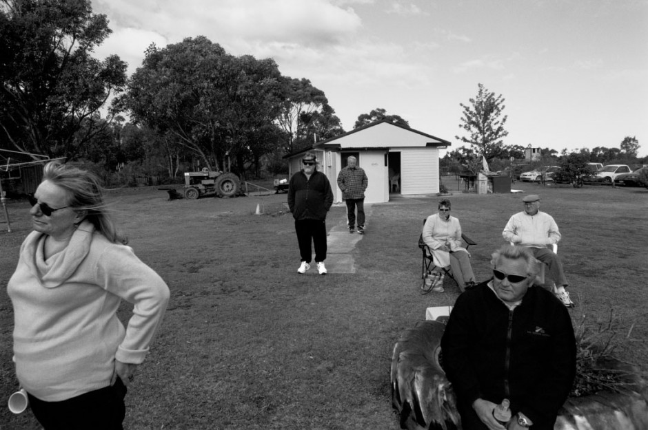 Australia, Red Head, 2006Pigeon fanciers waiting for the first pigeons to arrive home.Australie, Red Head, 2006Les Èleveurs de pigeons attendent que le premier pigeon arrive ‡ la maison.Steven Siewert / Agence VU