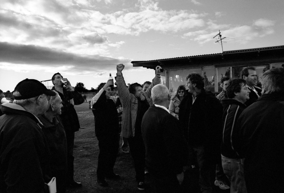 Australia, Red Head, 2006Pigeon fancier wins the Hunter Classic Race with the first pigeon to arrive home.Australie, Red Head, 2006L'Èleveur de pigeons de course gagne la course du Chasseur Classique avec le premier pigeon qui arrive ‡ la maison.Steven Siewert / Agence VU