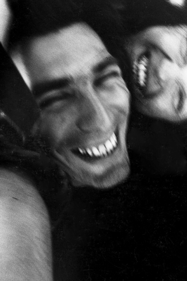 2005,Love is a vague, deep and terribly intimate feeling. Far from the general, we are let on our own questionings. Words are missing to share it. Images help to express them. This set of photography is an essay on that feeling which makes us closer to an other...making each one forsaken too.2005,Líamour est un sentiment diffus, profond, et terriblement intime. Bien loin díÍtre universel, nous nous retrouvons seul face ‡ nos questionnements. Pour le partager, les mots nous manquent parfois. Reste alors les images pour expliquer ce que nous ressentons. Cette sÈrie de photographies est un essai sur ce sentiment qui nous rapproche de líautre...en nous esseulant.© Adriana Lestido / Agence VU