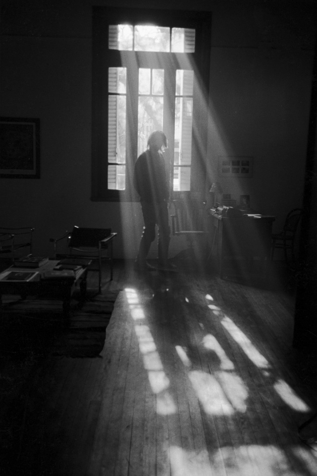 2005,Love is a vague, deep and terribly intimate feeling. Far from the general, we are let on our own questionings. Words are missing to share it. Images help to express them. This set of photography is an essay on that feeling which makes us closer to an other...making each one forsaken too.2005,Líamour est un sentiment diffus, profond, et terriblement intime. Bien loin díÍtre universel, nous nous retrouvons seul face ‡ nos questionnements. Pour le partager, les mots nous manquent parfois. Reste alors les images pour expliquer ce que nous ressentons. Cette sÈrie de photographies est un essai sur ce sentiment qui nous rapproche de líautre...en nous esseulant.© Adriana Lestido / Agence VU