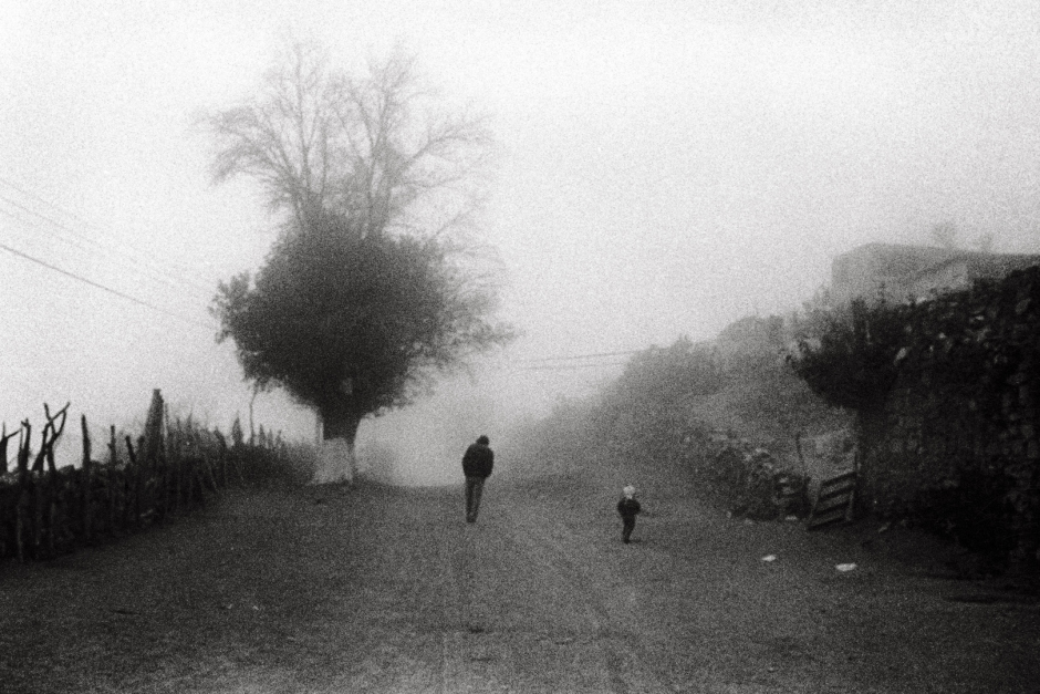 2005,Love is a vague, deep and terribly intimate feeling. Far from the general, we are let on our own questionings. Words are missing to share it. Images help to express them. This set of photography is an essay on that feeling which makes us closer to an other...making each one forsaken too.2005,Líamour est un sentiment diffus, profond, et terriblement intime. Bien loin díÍtre universel, nous nous retrouvons seul face ‡ nos questionnements. Pour le partager, les mots nous manquent parfois. Reste alors les images pour expliquer ce que nous ressentons. Cette sÈrie de photographies est un essai sur ce sentiment qui nous rapproche de líautre...en nous esseulant.© Adriana Lestido / Agence VU