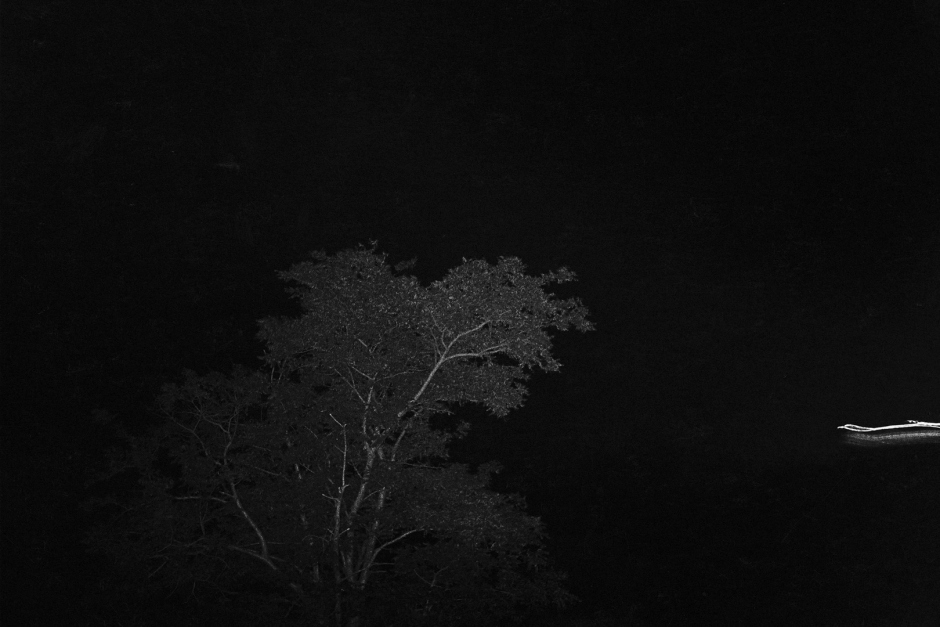 2005,Love is a vague, deep and terribly intimate feeling. Far from the general, we are let on our own questionings. Words are missing to share it. Images help to express them. This set of photography is an essay on that feeling which makes us closer to an other...making each one forsaken too.2005,Líamour est un sentiment diffus, profond, et terriblement intime. Bien loin díÍtre universel, nous nous retrouvons seul face ‡ nos questionnements. Pour le partager, les mots nous manquent parfois. Reste alors les images pour expliquer ce que nous ressentons. Cette sÈrie de photographies est un essai sur ce sentiment qui nous rapproche de líautre...en nous esseulant.© Adriana Lestido / Agence VU