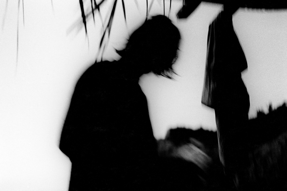 2005,Love is a vague, deep and terribly intimate feeling. Far from the general, we are let on our own questionings. Words are missing to share it. Images help to express them. This set of photography is an essay on that feeling which makes us closer to an other...making each one forsaken too.2005,Líamour est un sentiment diffus, profond, et terriblement intime. Bien loin díÍtre universel, nous nous retrouvons seul face ‡ nos questionnements. Pour le partager, les mots nous manquent parfois. Reste alors les images pour expliquer ce que nous ressentons. Cette sÈrie de photographies est un essai sur ce sentiment qui nous rapproche de líautre...en nous esseulant.© Adriana Lestido / Agence VU