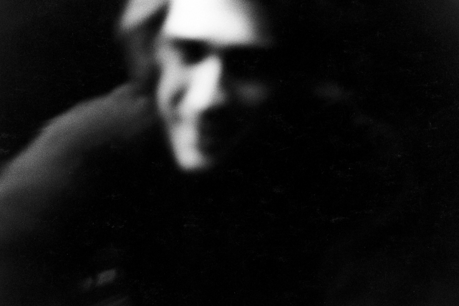 2005,Love is a vague, deep and terribly intimate feeling. Far from the general, we are let on our own questionings. Words are missing to share it. Images help to express them. This set of photography is an essay on that feeling which makes us closer to an other...making each one forsaken too.2005,Líamour est un sentiment diffus, profond, et terriblement intime. Bien loin díÍtre universel, nous nous retrouvons seul face ‡ nos questionnements. Pour le partager, les mots nous manquent parfois. Reste alors les images pour expliquer ce que nous ressentons. Cette sÈrie de photographies est un essai sur ce sentiment qui nous rapproche de líautre...en nous esseulant.© Adriana Lestido / Agence VU