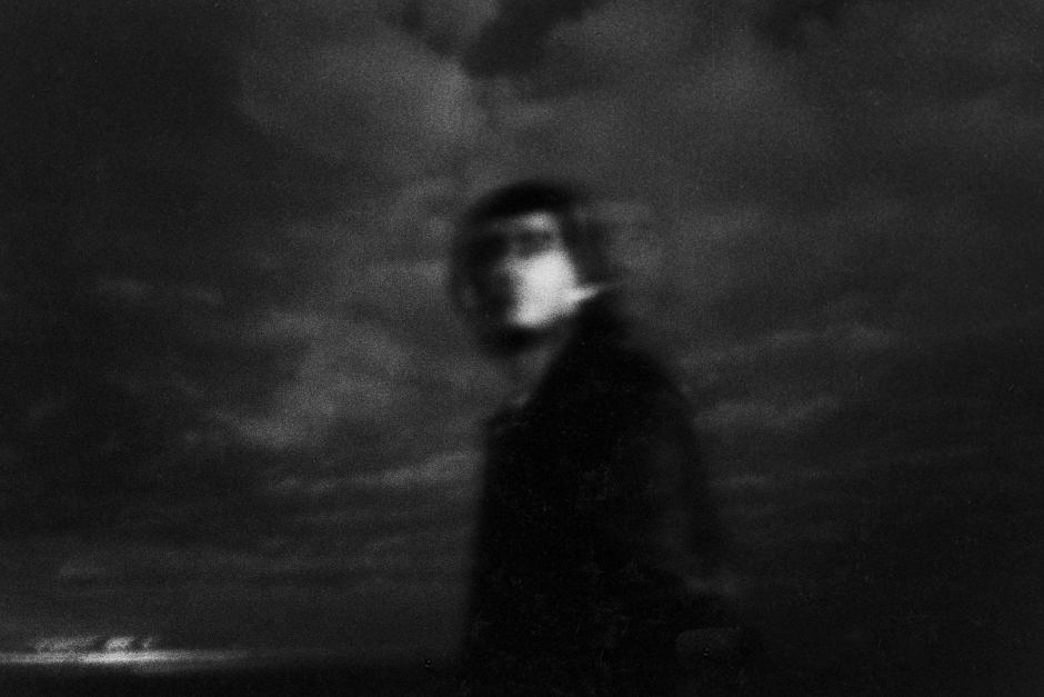 2005,Love is a vague, deep and terribly intimate feeling. Far from the general, we are let on our own questionings. Words are missing to share it. Images help to express them. This set of photography is an essay on that feeling which makes us closer to an other...making each one forsaken too.2005,Líamour est un sentiment diffus, profond, et terriblement intime. Bien loin díÍtre universel, nous nous retrouvons seul face ‡ nos questionnements. Pour le partager, les mots nous manquent parfois. Reste alors les images pour expliquer ce que nous ressentons. Cette sÈrie de photographies est un essai sur ce sentiment qui nous rapproche de líautre...en nous esseulant.© Adriana Lestido / Agence VU