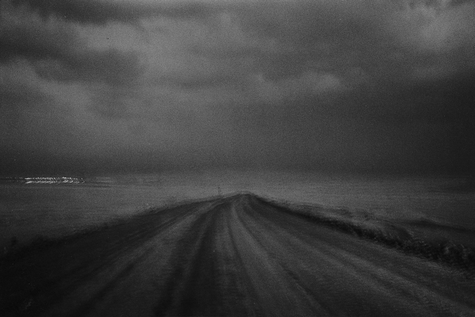 2005,Love is a vague, deep and terribly intimate feeling. Far from the general, we are let on our own questionings. Words are missing to share it. Images help to express them. This set of photography is an essay on that feeling which makes us closer to an other...making each one forsaken too.2005,Líamour est un sentiment diffus, profond, et terriblement intime. Bien loin díÍtre universel, nous nous retrouvons seul face ‡ nos questionnements. Pour le partager, les mots nous manquent parfois. Reste alors les images pour expliquer ce que nous ressentons. Cette sÈrie de photographies est un essai sur ce sentiment qui nous rapproche de líautre...en nous esseulant.© Adriana Lestido / Agence VU