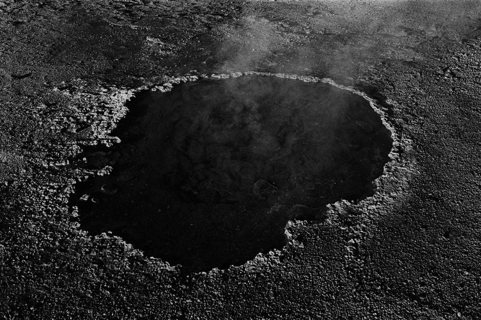 2005,Love is a vague, deep and terribly intimate feeling. Far from the general, we are let on our own questionings. Words are missing to share it. Images help to express them. This set of photography is an essay on that feeling which makes us closer to an other...making each one forsaken too.2005,Líamour est un sentiment diffus, profond, et terriblement intime. Bien loin díÍtre universel, nous nous retrouvons seul face ‡ nos questionnements. Pour le partager, les mots nous manquent parfois. Reste alors les images pour expliquer ce que nous ressentons. Cette sÈrie de photographies est un essai sur ce sentiment qui nous rapproche de líautre...en nous esseulant.© Adriana Lestido / Agence VU