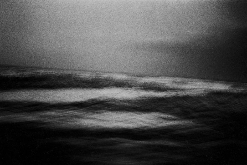 2005,Love is a vague, deep and terribly intimate feeling. Far from the general, we are let on our own questionings. Words are missing to share it. Images help to express them. This set of photography is an essay on that feeling which makes us closer to an other...making each one forsaken too.2005,Líamour est un sentiment diffus, profond, et terriblement intime. Bien loin díÍtre universel, nous nous retrouvons seul face ‡ nos questionnements. Pour le partager, les mots nous manquent parfois. Reste alors les images pour expliquer ce que nous ressentons. Cette sÈrie de photographies est un essai sur ce sentiment qui nous rapproche de líautre...en nous esseulant.© Adriana Lestido / Agence VU