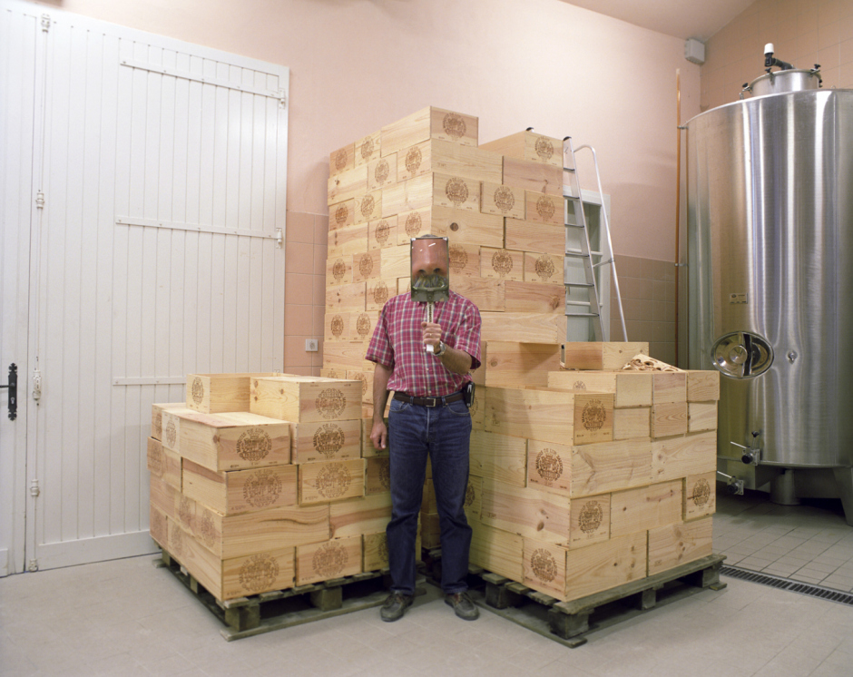 France, Bordeaux region, 2005FranÁois Amirault is the MaÓtre de Chaix and Chef de Culture of Ch‚teau de Fargues. He is holding a special magnifying glass used to detect impurities in the wine. The ch‚teau produces only 15,000 bottles (40 to 50 barrels) of Sauternes wine a year from 20% Sauvignon Blanc vines and 80% SÈmillon vines. One vine makes the equivalent of only one glass of wine. A bottle starts at 80 euros. The estate is owned by the same family for the past 500 years. It first came into the "Lur" family in 1472, who became "Lur Saluces" in 1586.France,  Le Bordelais, 2005FranÁois Amirault est le maÓtre de Chai et le Chef de Culture au Ch‚teau de Fargues. Il tient une loupe qui sert ‡ dÈtecter les impuretÈs Èventuelles dans le vin de Sauternes. Le domaine ne produit que 15 000 bouteilles par an (40 ‡ 50 tonneaux). Un pied de vigne produit l?Èquivalent d?un verre de vin, ce qui explique le prix d?une bouteille qui dÈbute ‡ 80 euros. Le vin est constituÈ de 20% des vignes Sauvignon Blanc et 80% de vignes SÈmillon. La famille Lur a achetÈ cette propriÈtÈ en 1472 et ce n'est qu'en 1586 qu'ils sont devenus les Lur Saluces, le nom qu'ils portent aujourd'hui.Rip Hopkins / Agence VU