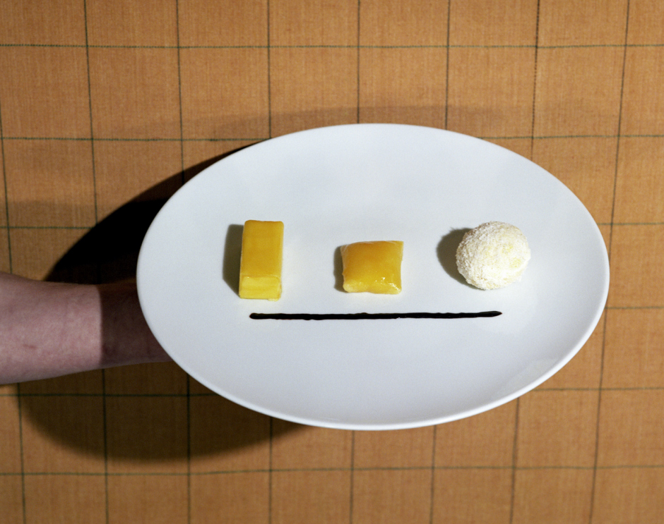 France, Bordeaux region, 2005Mango Trilogy prepared by Thierry Marx, head chef at Ch‚teau Cordeillan-Bages in Pauillac.France,  Le Bordelais, 2005Une Trilogie de Mangues prÈparÈe par Thierry Marx le chef au restaurant du Ch‚teau Cordeillan-Bages ‡ Pauillac.Rip Hopkins / Agence VU