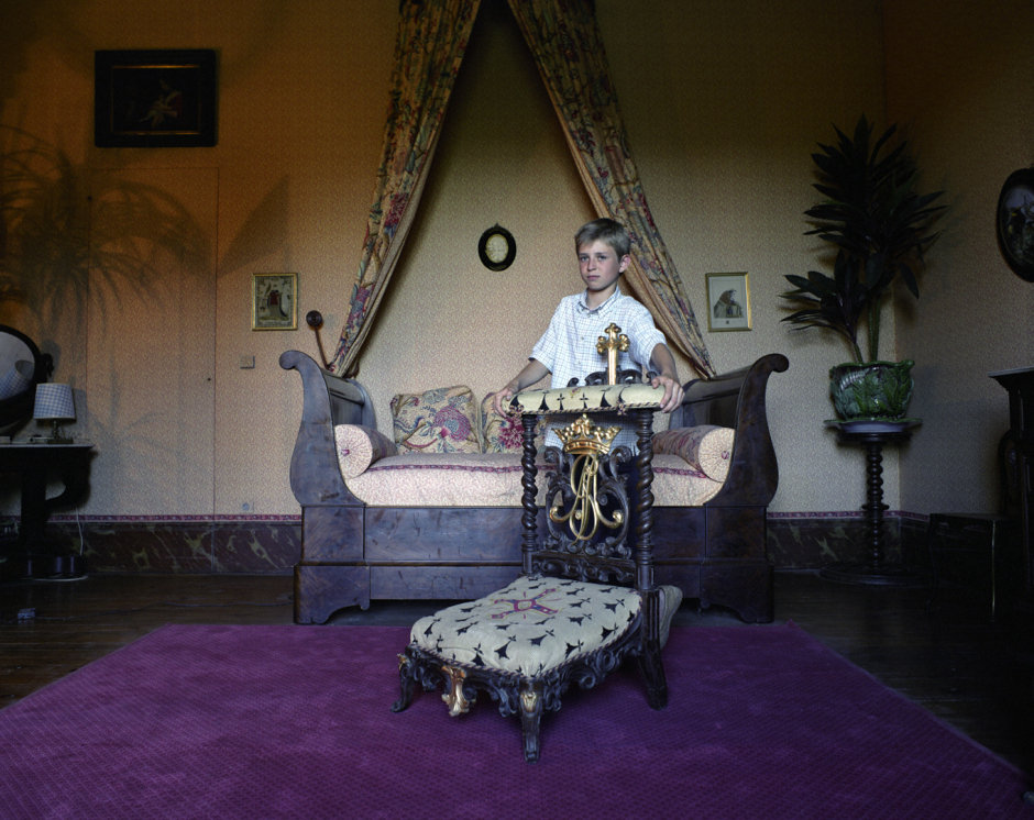 France, Bordeaux region, 2005Viscount Jean de Baritault du Carpia in aunt Marthe's bedroom. He is standing behind the family's ´ Prie Dieu ª.France,  Le Bordelais, 2005Le vicomte Jean de Baritault du Carpia derriËre le prie-dieu de la famille, dans la chambre de tante Marthe.Rip Hopkins / Agence VU