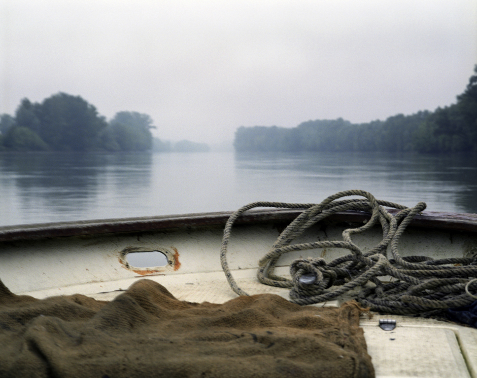France, Bordeaux region, 2005AndrÈ and Jean-Luc Beaucaillou's aloze fishing boat on the Garonne river, near the town of Langon, at high tide in the early morning.France,  Le Bordelais, 2005Le bateau de pÍche d'AndrÈ et de Jean-Luc Beaucaillou sur la Garonne, au-dessus de la ville de Langon. Une fois par an, pendant les mois de mai et de juin, les aloses remontent de la mer vers la Garonne pour pondre leurs oeufs et mourir. Elles sont pÍchÈes au filet ‡ marÈe haute, tÙt le matin.Rip Hopkins / Agence VU