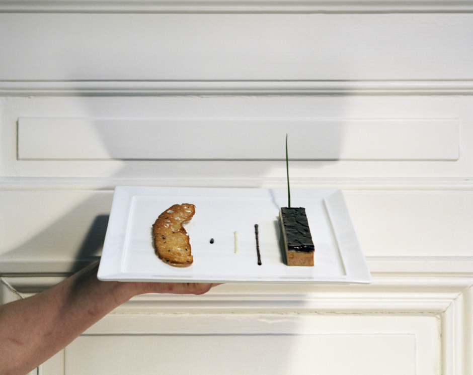 France, Bordeaux region, 2005Foie Gras PressÈ prepared by Thierry Marx, head chef at Ch‚teau Cordeillan-Bages in Pauillac.France,  Le Bordelais, 2005Une Foie Gras PressÈ prÈparÈe par Thierry Marx le chef cuisinier au restaurant du Ch‚teau Cordeillan-Bages ‡ Pauillac.Rip Hopkins / Agence VU