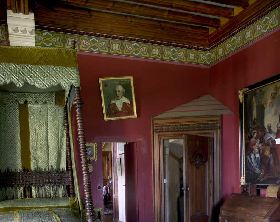 France, Bordeaux region, 2005The ´ Cardinal's Room ª where Pope ClÈment V's nephew, Cardinal Gaillard de la Mothe slept. He is depicted in the painting next to the bed. The decoration is of the French Rennaissance period. The bed is crooked following its use in an insest scene between Vincent Cassell and Emilie Duquesnes in the film "Le Pacte des Loups".France,  Le Bordelais, 2005La "Chambre du Cardinal" o˘ dormait le Cardinal Gaillard de la Mothe, neveu du Pape ClÈment V. Il figure dans le tableau ‡ cÙtÈ du lit. La dÈcoration date de la Renaissance franÁaise. Le lit penche vers la gauche, suite aux Èbats amoureux de la scËne d'inceste entre Vincent Cassel et Emilie Duquesnes dans le film "Le Pacte des Loups".Rip Hopkins / Agence VU