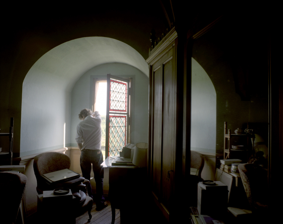 France, Bordeaux region, 2005A self portrait of the photographer Rip Hopkins in one of Ch‚teau de Roquetaillade's western towers.France,  Le Bordelais, 2005Un autoportrait du photographe Rip Hopkins dans une des tours ouest du Ch‚teau de Roquetaillade.Rip Hopkins / Agence VU