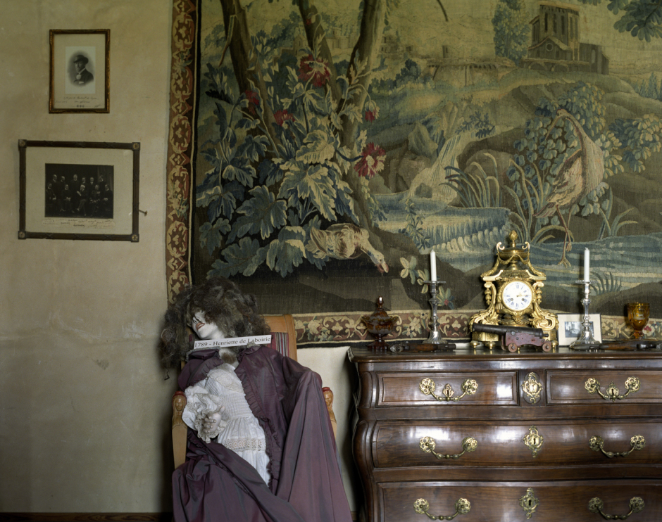 France, Bordeaux region, 2005A dummie representing Henriette de Laboirie, one of the Baritault family's ancestors in one of Ch‚teau de Roquetaillade's many sitting rooms. So as to liven up the guided tours around the house, plastic dummies are used to depict the Baritault family's ancestors in their period dress.France,  Le Bordelais, 2005Un mannequin reprÈsente Henriette de Laboirie, une des ancÍtres de la famille Baritault dans une des salons du Ch‚teau de Roquetaillade. Afin d'animer les visites guidÈs dans la maison, des mannequins habillÈs dans les vÍtements de l'Èpoque servent pour visualiser les ancÍtres de la famille Baritault.Rip Hopkins / Agence VU