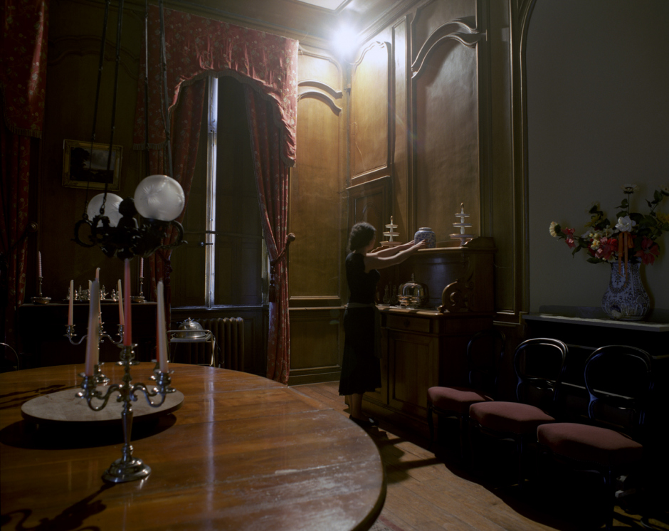 France, Bordeaux region, 2005The journalist Pauline de La Boulaye in Ch‚teau Filhot's dining room. Count Henri de Vaucelles describes his house as being a theatre set. It dates from the beginning of the eighteenth century and has been progressively extended and modified over the years, according to the period's fashion and the whims of its occupants.France,  Le Bordelais, 2005La journaliste Pauline de La Boulaye dans la salle ‡ manger du Ch‚teau Filhot. Le comte Henri de Vaucelles dÈcrit sa maison comme une scËne de thÈ‚tre. En effet, depuis sa construction au dÈbut du 18Ëme siËcle, elle a ÈtÈ progressivement agrandie et modifiÈe selon la mode en vigueur et la fantaisie des occupants.Rip Hopkins / Agence VU