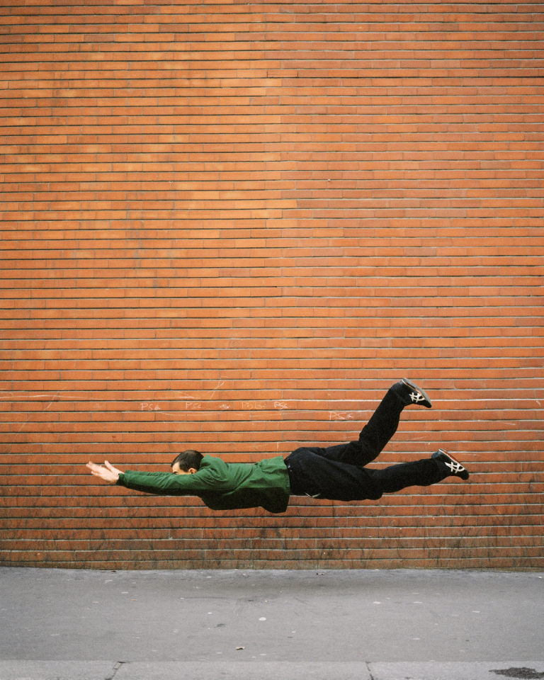 France, Paris, 2006The fall N°20.France, Paris, 2006La Chute N°20.Denis Darzacq / Agence VU  ne pas recadrer / do not crop