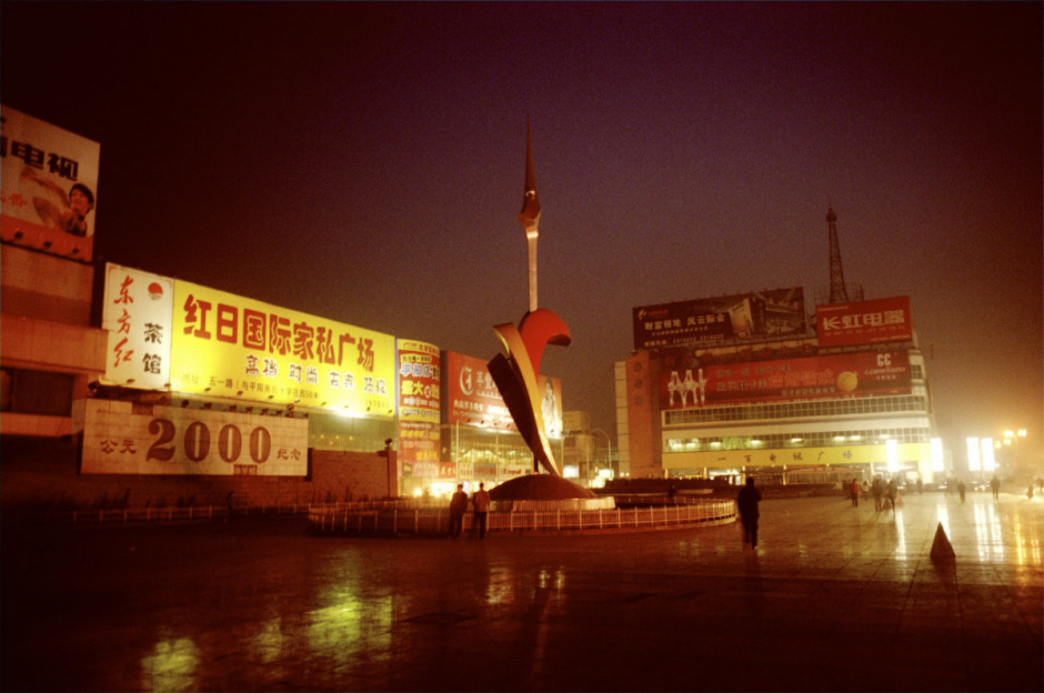 China, Datong, 2006
2000 year celebrating monument in the city of Linfen, one of the ten most polluted cities in China.

China, Datong, 2006
Monument à la gloire de l'an 2000 à Linfen, une des dix villes les plus polluées de Chine.

Samuel Bollendorff / Agence VU