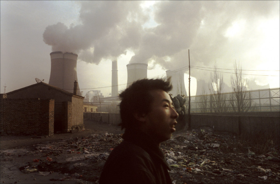 China, Datong, 2006
Power station of Datong, the "coal city" of China.  Shanxi province produce 30% of China's coal.

China, Datong, 2006
Centrale électrique de Datong dans la province du Shanxi. Le charbon produit par les mines du Shanxi alimente trente pour cent des centrales thermique du pays dont la  croissance demande des ressources énergétiques d'ampleur.

Samuel Bollendorff / Agence VU