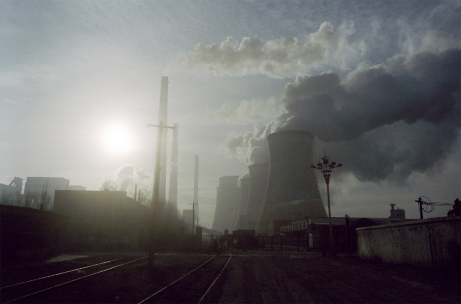 China, Datong, 2006
Power station of Datong, the "coal city" of China.  Shanxi province produce 30% of China's coal.

China, Datong, 2006
Centrale électrique de Datong dans la province du Shanxi. Le charbon produit par les mines du Shanxi alimente trente pour cent des centrales thermique du pays dont la  croissance demande des ressources énergétiques d'ampleur.

Samuel Bollendorff / Agence VU