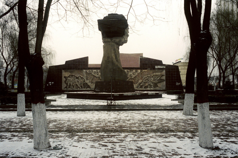 China, Gujiao, 2006
Gujiao, at the heart of the coal mine in the province of Sahnxi. Monument to the glory of the miners. Old heros of the maoist, the miners are now exploited in the mines of a China in constant growth, in a thirst of energy.

China, Gujiao, 2006
Gujiao, au coeur des mines de charbon dans la province du Sahnxi. Monument à la gloire des mineurs. Anciens héros de la dictature maoïste, les mineurs sont aujourd'hui exploités dans les mines d'une Chine en pleine croissance, assoiffée d'énergie.

Samuel Bollendorff / Agence VU