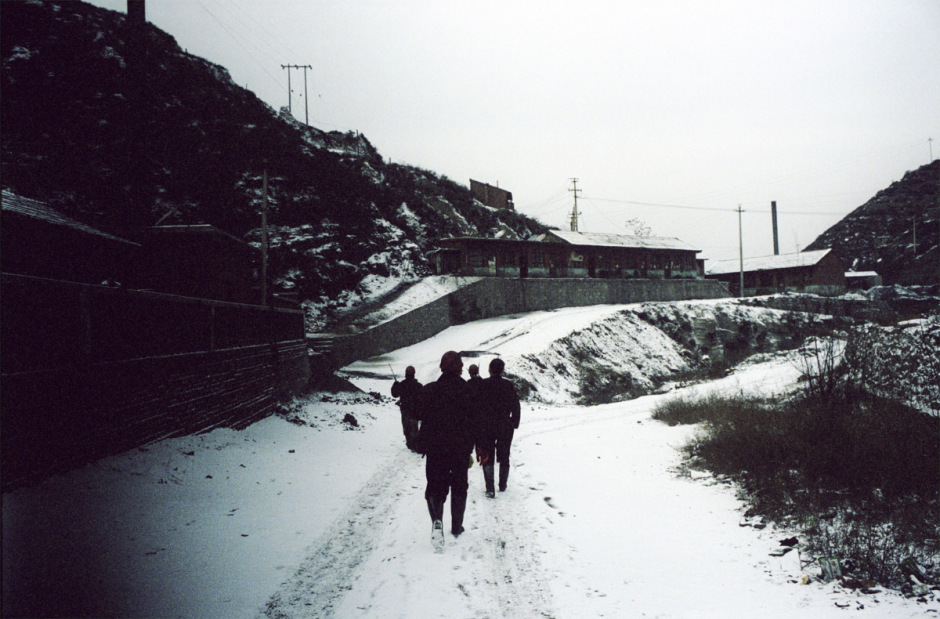 China, Shiqianfeng, 2006
Private mine of Shiqianfeng.
Despite its banning, it continues to work.
"The security conditions are minimum. we progress with dynamite. Everyday there are accidents with galleries falling down." Zhao, 31.

China, Shiqianfeng, 2006
Mine privée de Shiqianfeng.
Frappée d'interdiction, la mine continue à opérer.
Zhao, 31 ans : "Les conditions de sécurité sont minimales. On avance à la dynamite. Il y a tous les jours des accidents, des galeries qui s'effondrent.
Le charbon est porté à dos d'homme... Je me suis fait avoir, on m'avait dit que tout était automatisé. Mais en fait chaque jour je risque ma vie. Je suis obligé de rester, je n'ai pas assez d'argent pour rentrer chez moi."

Samuel Bollendorff / Agence VU