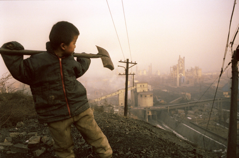 China, Taiyuan, 2006
View of Taiyuan, the capital of Shanxi province. The Shanxi province produce 30 % of China's coal. Mr Li and his son bring a few pieces of coal to sell on the market.

China, Taiyuan, 2006
Taiyuan, capitale du Shanxi. Mr Li et son fils tentent de s'en sortir en récuperant quelques morceaux de charbons pour les revendre sur les marchés.

Samuel Bollendorff / Agence VU