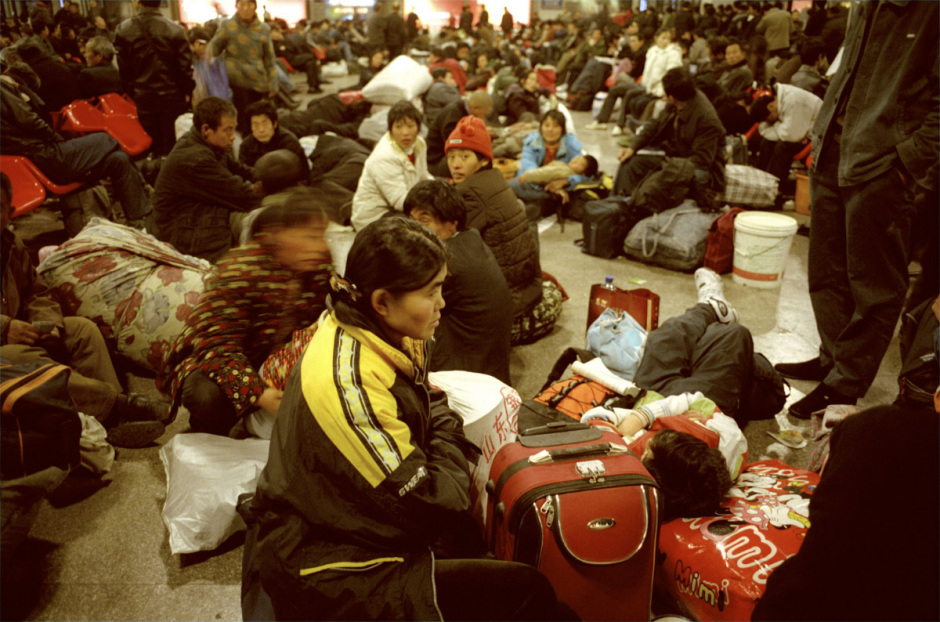 China, Beijing, 2006
In Beijing train station, mingongs are waiting for the train to leave to Shanxi, where 30 % of the coal production of China is made. Workers come from everywhere in China, hoping they will be able to support their families back in the countryside.

Chine, Pékin, 2006
Dans la gare de l'Ouest à Pékin, les mingongs attendent le départ du train pour le Shanxi. La province du Shanxi produit trente pour cent du charbon de la Chine. Les ouvriers affluent de toutes les campagnes chinoises dans l'espoir de subvenir au besoin de leur famille dans les campagnes.

Samuel Bollendorff / Agence VU