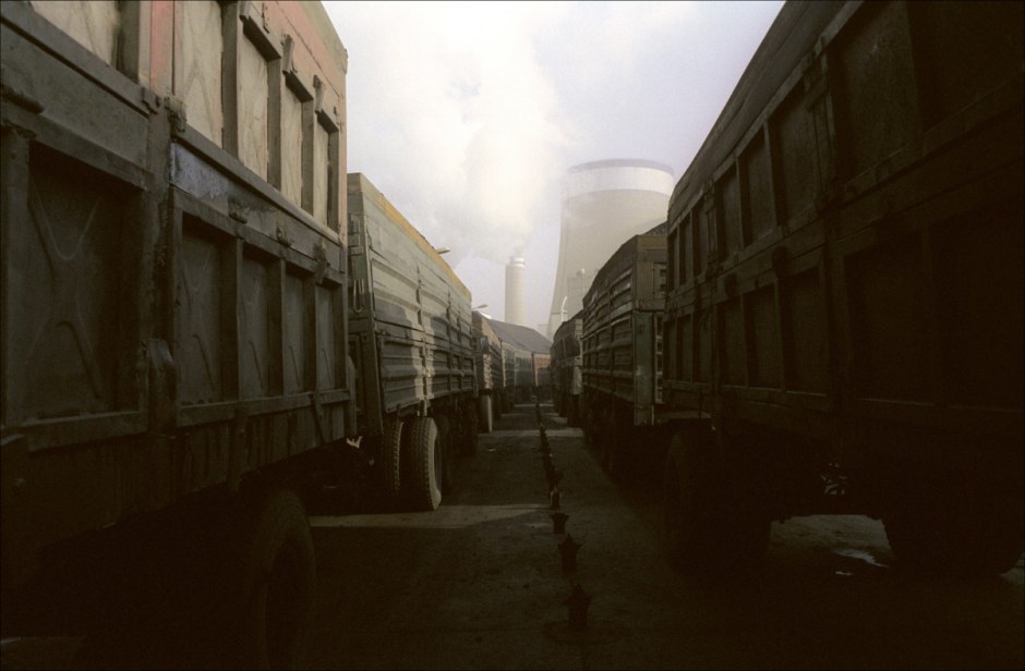 China, Datong, 2006
The coal trucks are queing to enter the power station of Datong, the "Coal city" of China. The Shanxi region produce more than 30 % of China's coal.

Chine, Datong, 2006
Les camions de charbon font la queue pour livrer leur matière première à la centrale thermique de Datong.

Samuel Bollendorff / Agence VU