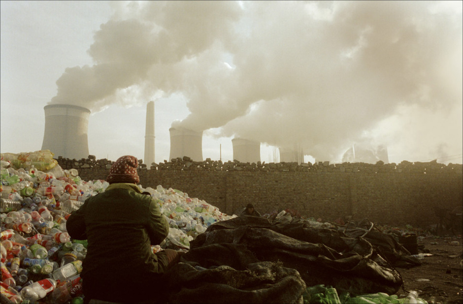 China, Datong, 2006
 A woman select wastes for recycling near the poxer station of Datong in Shanxi.
Shanxi province produce more than 30% of China's coal.

China, Datong, 2006
Tri des déchets devant la centrale électrique de Datong dans la province du Shanxi.

Samuel Bollendorff / Agence VU