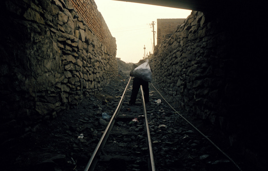 China, Datong, 2006
Mr Wang. He lost a leg in the mine. Without any compensation, or job, he steals the coal on the slag heaps of the state mine. With his father and wife, he gets out a hundred of kilos per day he sells to his neighbours.
He earns a few euros per month.

Chine, Datong, 2006
Mr Wang. Il a perdu une jambe dans la mine. Il ne reçoit pas d'indemnités, et n'a plus de travail, alors il vole le charbon sur les terrils de la mine qui appartient à l'état. Avec son père et sa femme, il en sort 100 kilos par jour et les vend à ses voisins. Il ne gagne que quelques euros par mois.

Samuel Bollendorff / Agence VU