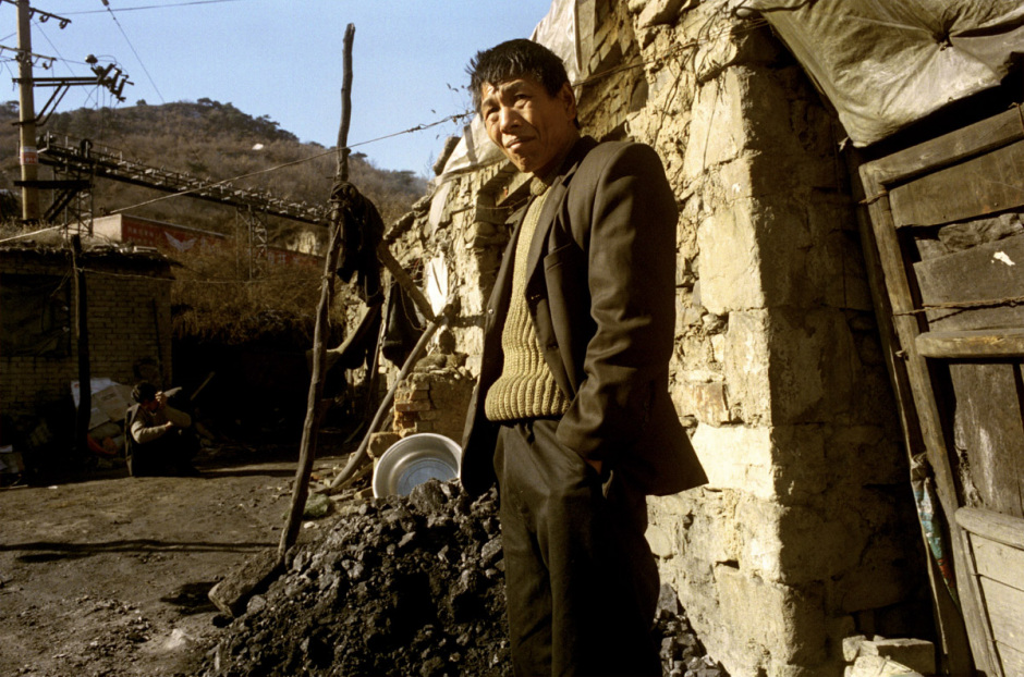 China, Zhuang, 2006
Zhuang, 31, migrant miner in a private mine of Hedizhen. He comes from Henan. His wife and daughter stayed there.
He lives on the side of the road, on the side of the mine, on the side of the black stream.
"Every day I get down during 6 to 15 hours, without eating. I'm scared but I don't have the choice. It's fairly well paid, if I make enough hours staight off.
But since the accident, my mine has been closed. The other miners left and the manager disappeared.
I don't have money to leave, so I wait."

China, Zhuang, 2006
Zhuang, 31 ans, mineur migrant dans une mine privée de Hedizhen. Il vient du Henan. Sa femme et sa fille sont restées là-bas. Il vit au bord de la route, au bord de la mine, au bord d'un ruisseau noir.
"Chaque jour, je descends pendant 6 à 15 heures, sans manger. J'ai peur, mais je n'ai pas le choix.
C'est assez bien payé, si je fais assez d'heures d'affilée. Mais depuis l'accident, ma mine a été fermée, les autres mineurs sont partis et le patron a disparu. Je n'ai pas d'argent pour partir alors j'attends".

Samuel Bollendorff / Agence VU