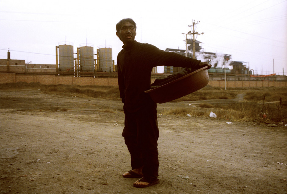China, Datong, 2006
He comes from Guezhou.
He used to cultivate rice and raise rabbits.
To pay his son's school, he left to work at the mine, many kilometers far from his home.
In this private mine, he earns between 60 to 100 euros per month.

Chine, Datong, 2006
Il est mineur dans une mine privée de Datong. Il vient du Guezhou.
Avant il faisait pousser du riz et élevait des lapins.
Pour payer l'école de son fils il est parti travailler à la mine à plusieurs milliers de kilomètres de chez lui.
Dans cette mine privée, il gagne entre 60 et 100 euros par mois.

Samuel Bollendorff / Agence VU