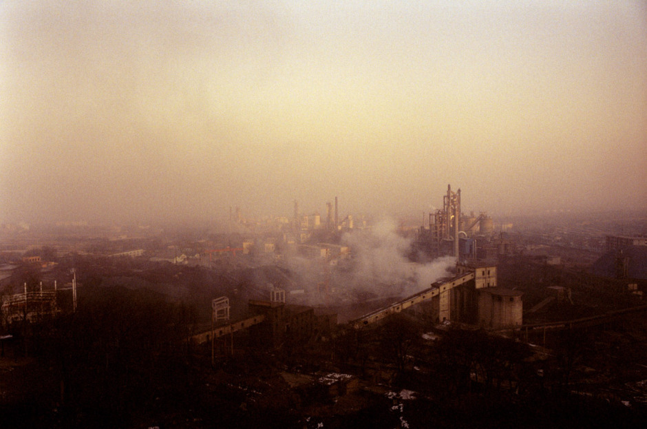 China, Taiyuan, 2006
View of Taiyuan, the capital of Shanxi province. The Shanxi province produce 30 % of China's coal.

China, Taiyuan, 2006
Vue de Tayiuan, capitale de la province du Shanxi. Le Shanxi produit trente pour cent du charbon chinois. C'est aussi une des régions les plus polluées.

Samuel Bollendorff / Agence VU