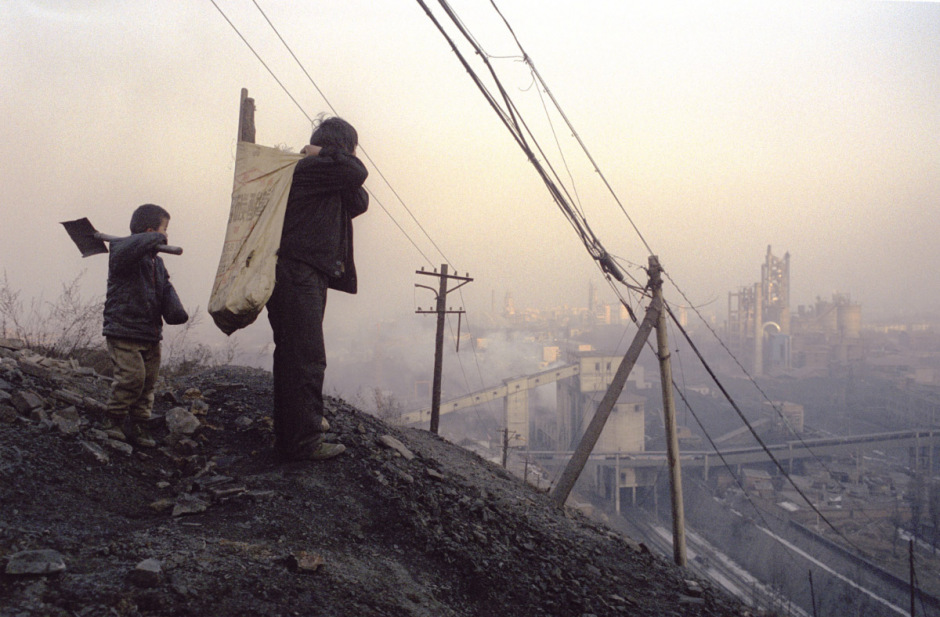 China, Taiyuan, 2006
View of Taiyuan, the capital of Shanxi province. The Shanxi province produce 30 % of China's coal. Mr Li and his son bring few pieces of coal to sell on the market.

China, Taiyuan, 2006
Taiyuan, capitale du Shanxi. Mr Li et son fils tentent de s'en sortir en récuperant quelques morceaux de charbons pour les revendre sur les marchés.

Samuel Bollendorff / Agence VU