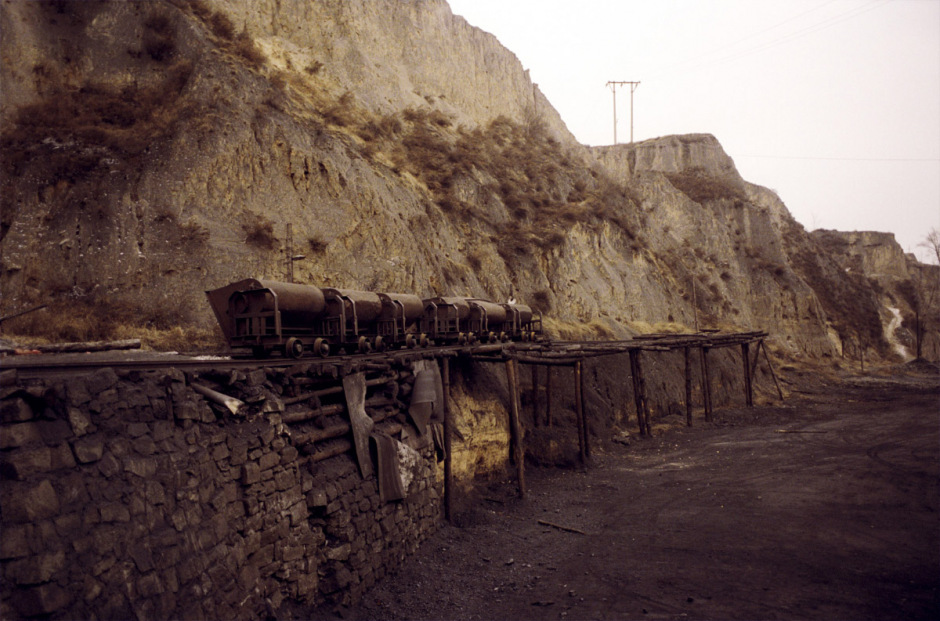 China, Sancakou, 2006 - Private mine of Sancakou. It was closed in November 2006 because of an accident that killed two miners. Already closed in November 2005 for similar reasons, the mine had reopened a few months later. At every "definitive" closing, deals are made with inspectors to reopen the fastest. Because of the "hesitations" of local governments, and the "major economical importance" of the private mines, the closing of the most dangerous mines planned for 2008 was postponed by the central authorities.