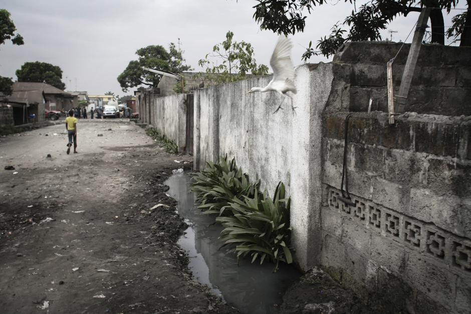 Democratic Republic of Congo, Kinshasa, 18 July 2006The street outside at a cell headquarters in a Kinshasa suburb.RÈpublique DÈmocratique du Congo, Kinshasa, 18 juillet 2006La rue qui jouxte un commissariat, dans la banlieue de Kinshasa.Guy Tillim / Agence VU