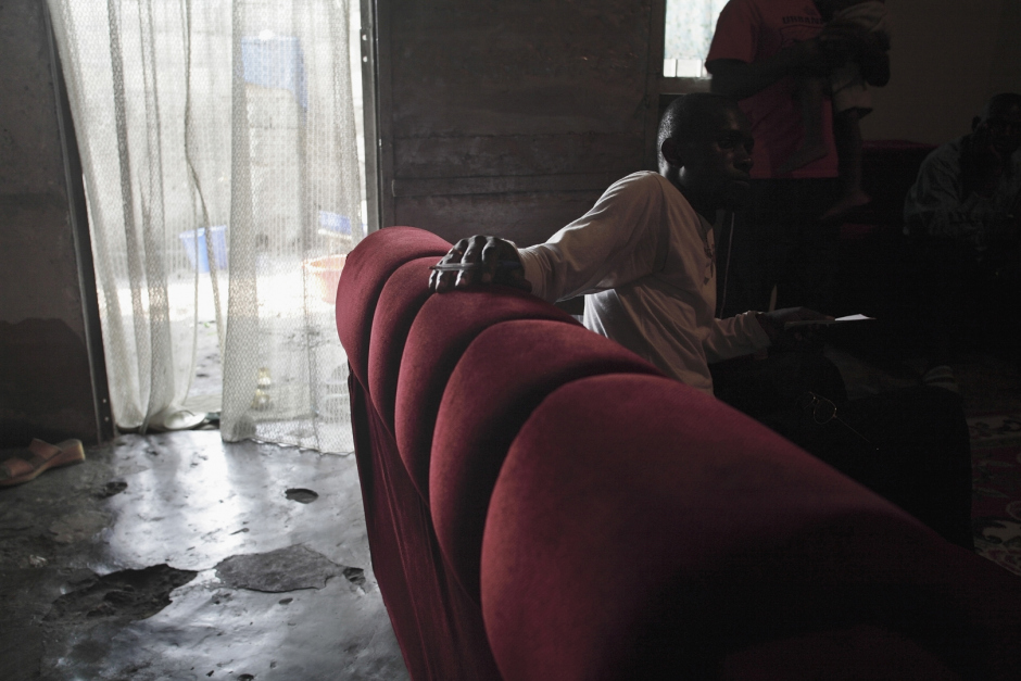 Democratic Republic of Congo, Kinshasa, 25 July 2006A political election meeting takes place in a Kinshasa suburb.RÈpublique DÈmocratique du Congo, Kinshasa, 25 juillet 2006RÈunion politique dans une maison de la banlieue de Kinshasa.Guy Tillim / Agence VU