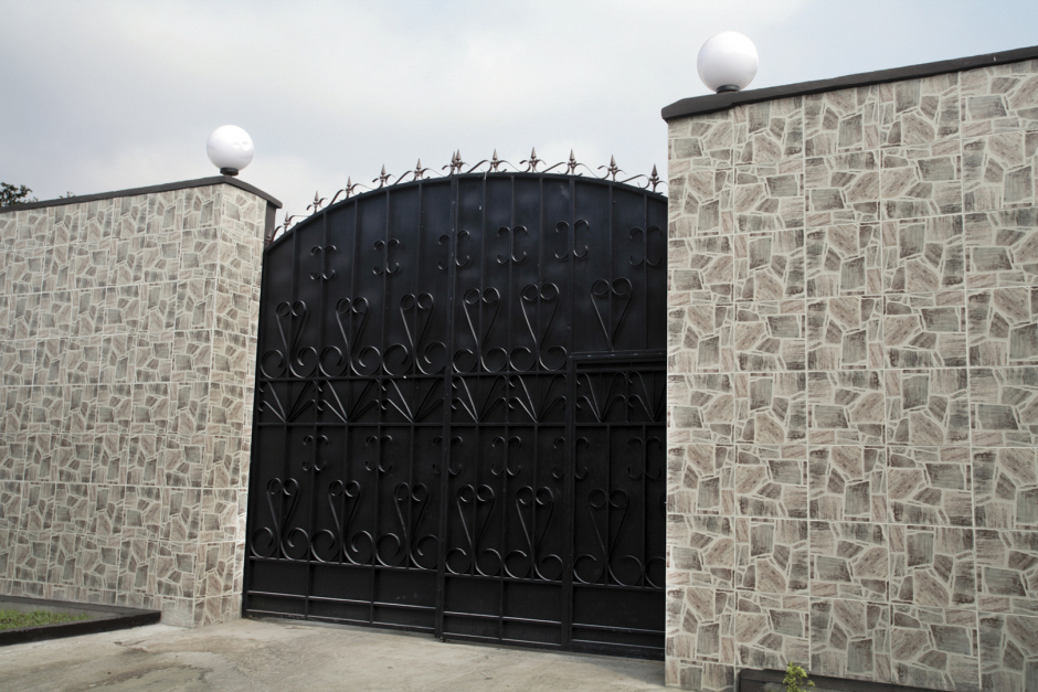 Democratic Republic of Congo, Kinshasa, 25 July 2006The gate to the residence of National Assembly candidate Adam Bombole, close associate of Jean-Pierre Bemba.RÈpublique DÈmocratique du Congo, Kinshasa, 25 juillet 2006Le portail de la maison d'Adam Bombole, candidat de l'AssemblÈe Nationale et proche de Jean-Pierre Bemba.Guy Tillim / Agence VU