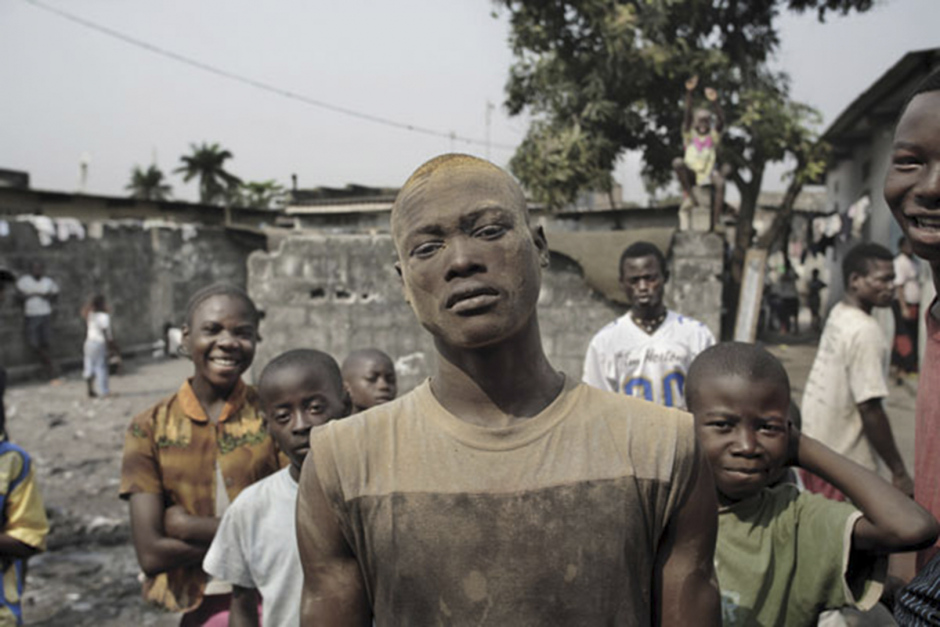 Democratic Republic of Congo, Kinshasa, July 2006A sawmill worker poses outside a political meeting, suburban Kinshasa.RÈpublique DÈmocratique du Congo, Kinshasa, juillet 2006Un ouvrier d'une scierie pose ‡ l'extÈrieur d'une rÈunion politique, dans la banlieue de Kinshasa.Guy Tillim / Agence VU