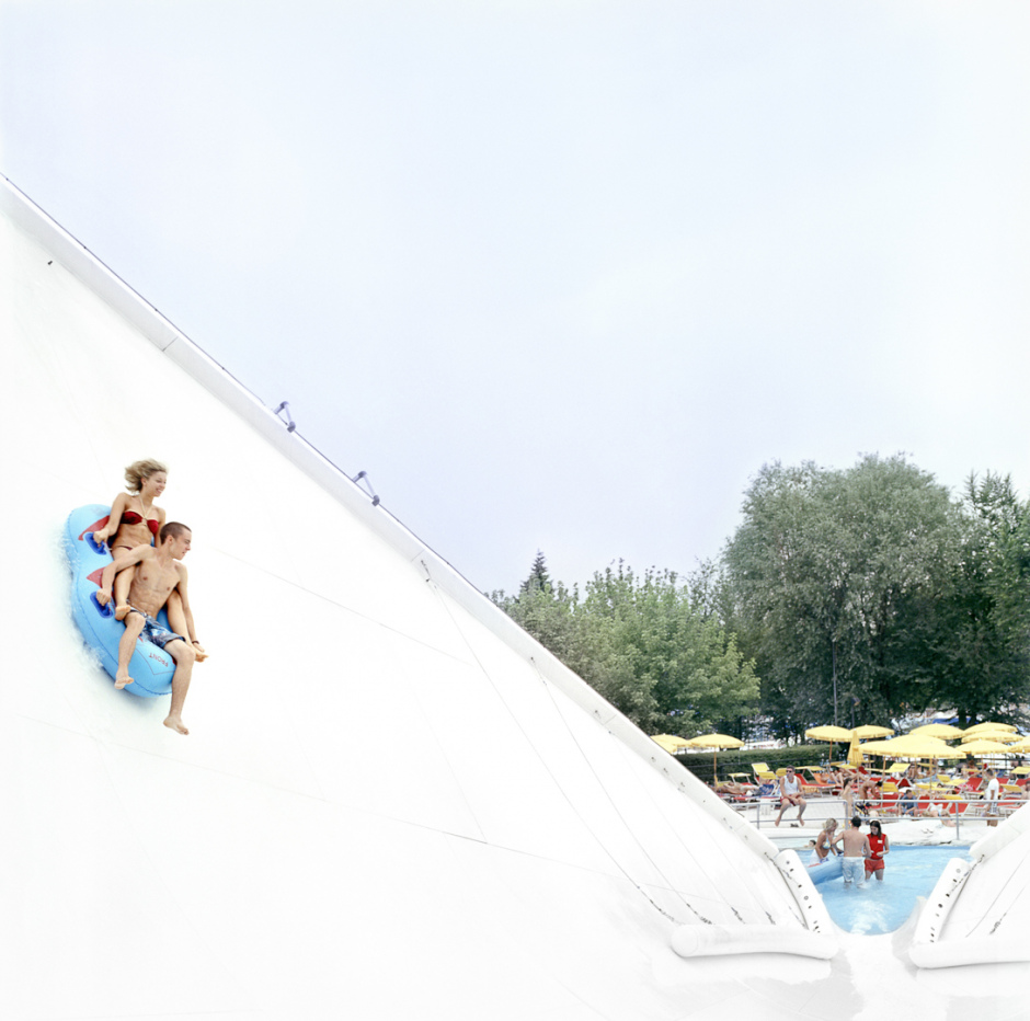 Italy, Rimini, Riccione, July 2005The Aquafan theme park - Youth on the waterslide "Extreme River".Italie, Rimini, Riccione, juillet 2005Le parc thÈmatique d'Aquafan. Des jeunes gens sur le toboggan aquatique "riviËre extrÍme".Massimo Siragusa / Agence VU