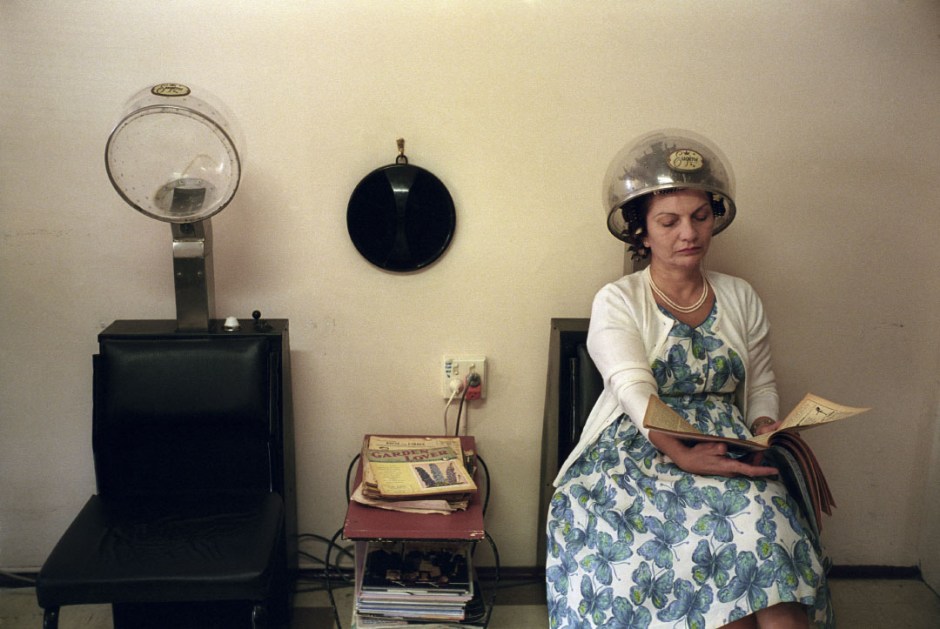 Australia, Sydney, March 2004Waiting for Wanda Jackson.At the Beehive Hair and Nail Studio Sue sits under a vintage hair dryer ahead of a big night at the 2004 GreazeFest Sinners Ball. The salon contains 1950s furniture and magazines.Australie, Sydney, Mars 2004En attendant Wanda Jackson.Au salon de coiffure et onglerie Beehive, Sue est assise sous un sËche-cheveux vintage. Elle se fait coiffer pour la nuit du Greaza Festival 2004. Le salon est dÈcorÈ avec des meubles et des magazines des annÈes 50'.Steven Siewert / Agence VU